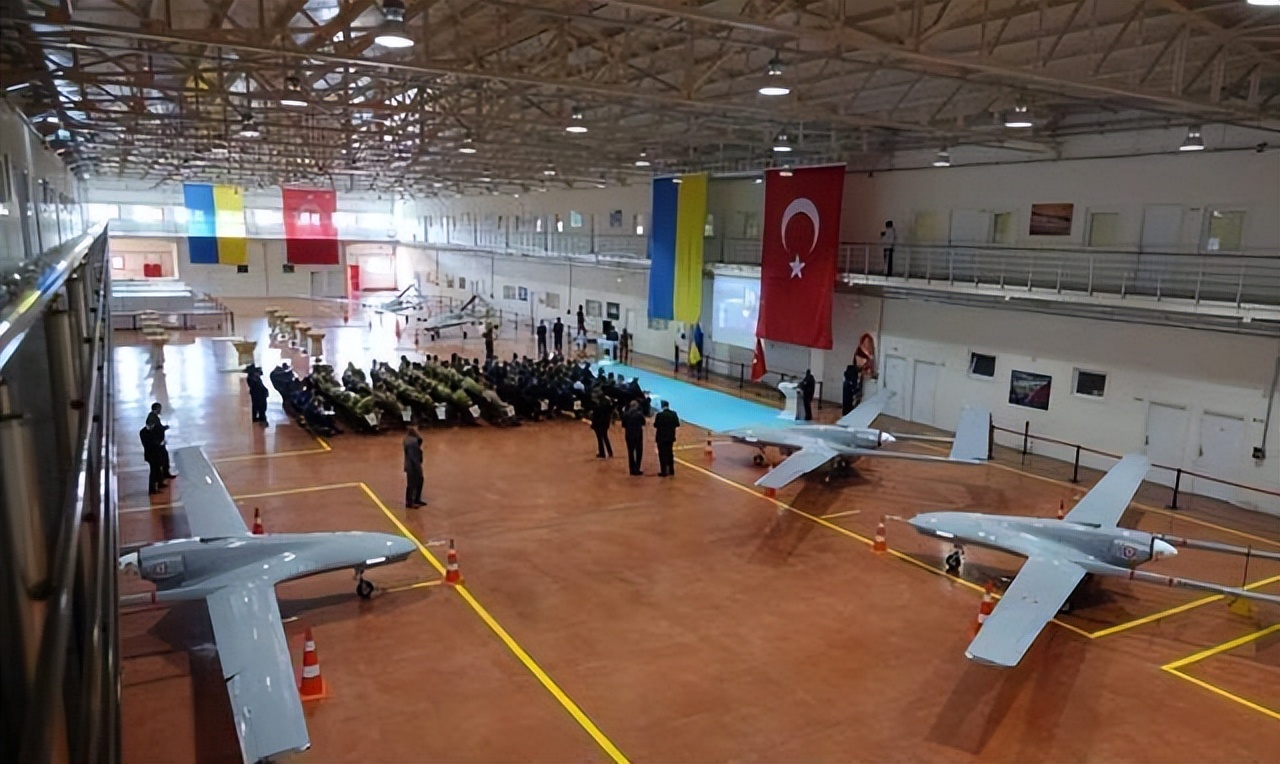 直接替乌军操作无人机?土耳其定期军援乌克兰,埃尔多安刀子飞快