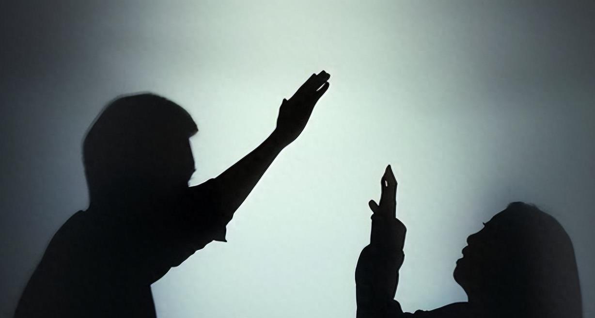 72小时不让睡觉，后背打到脱皮，女子恳求民警：他都是为我好