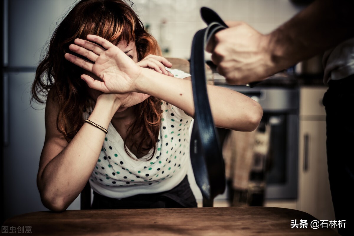 面对家暴男只有离婚一条出路吗,如果遇到家暴但无法报警怎么办