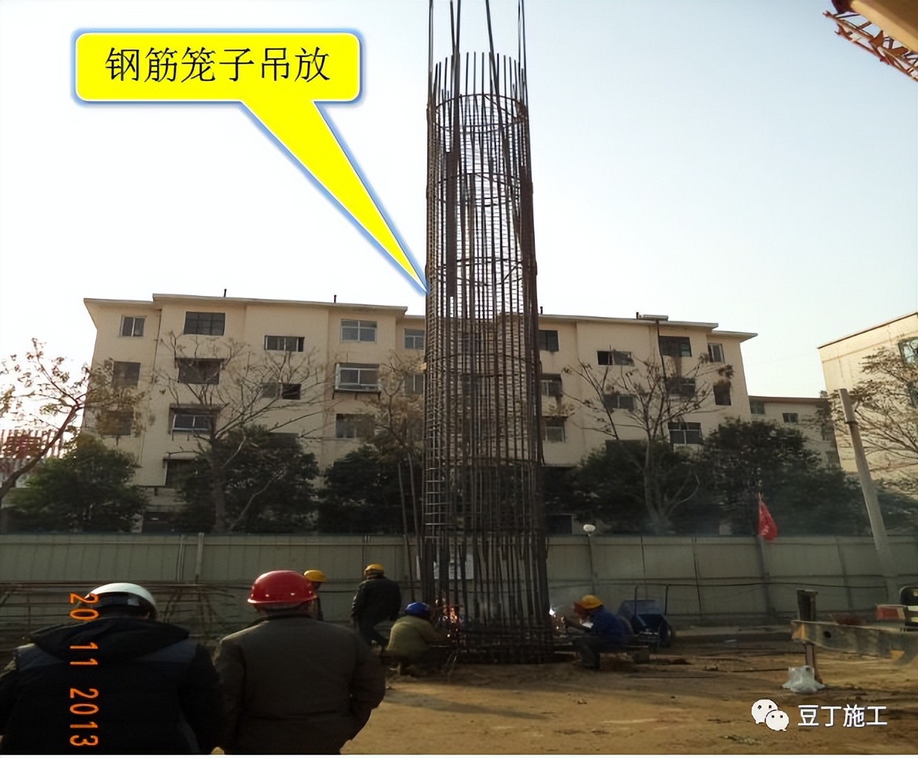 打桩过程中出现塌孔怎么处理,下钢筋笼声测管掉在桩孔里怎么办