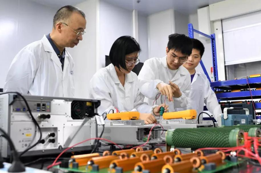 濂崇敓鏇濆厜淇濈爺浣滃亣,濂崇敓鑰冪爺榛戝箷