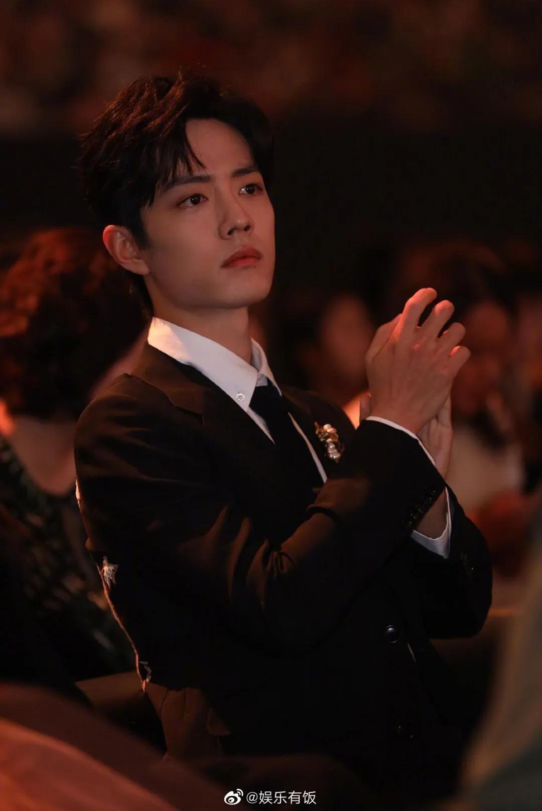 肖战近期活动造型,肖战微博之夜两套造型