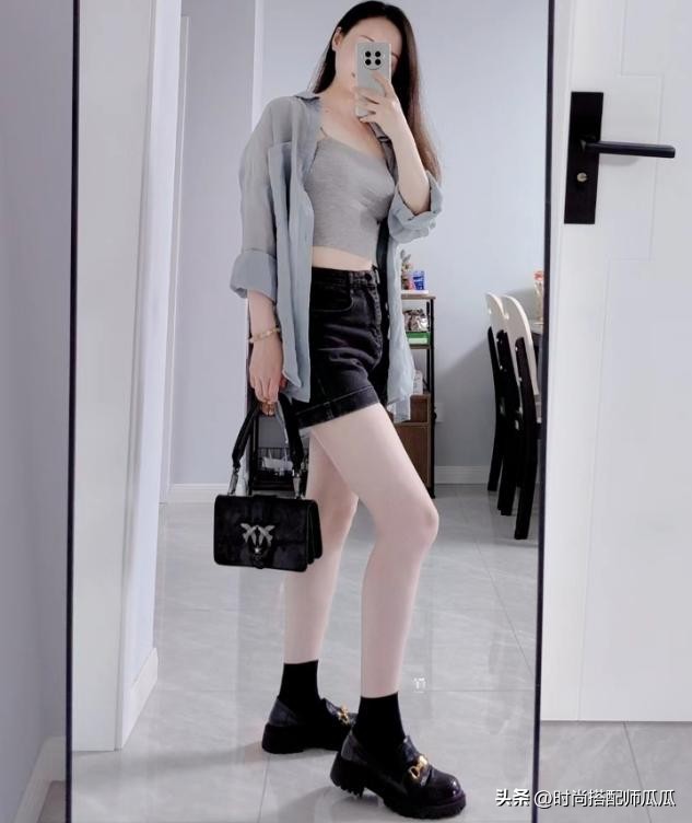 扔掉你的小白鞋吧,过时了!满街都是“乐福鞋+短袜”,特洋气