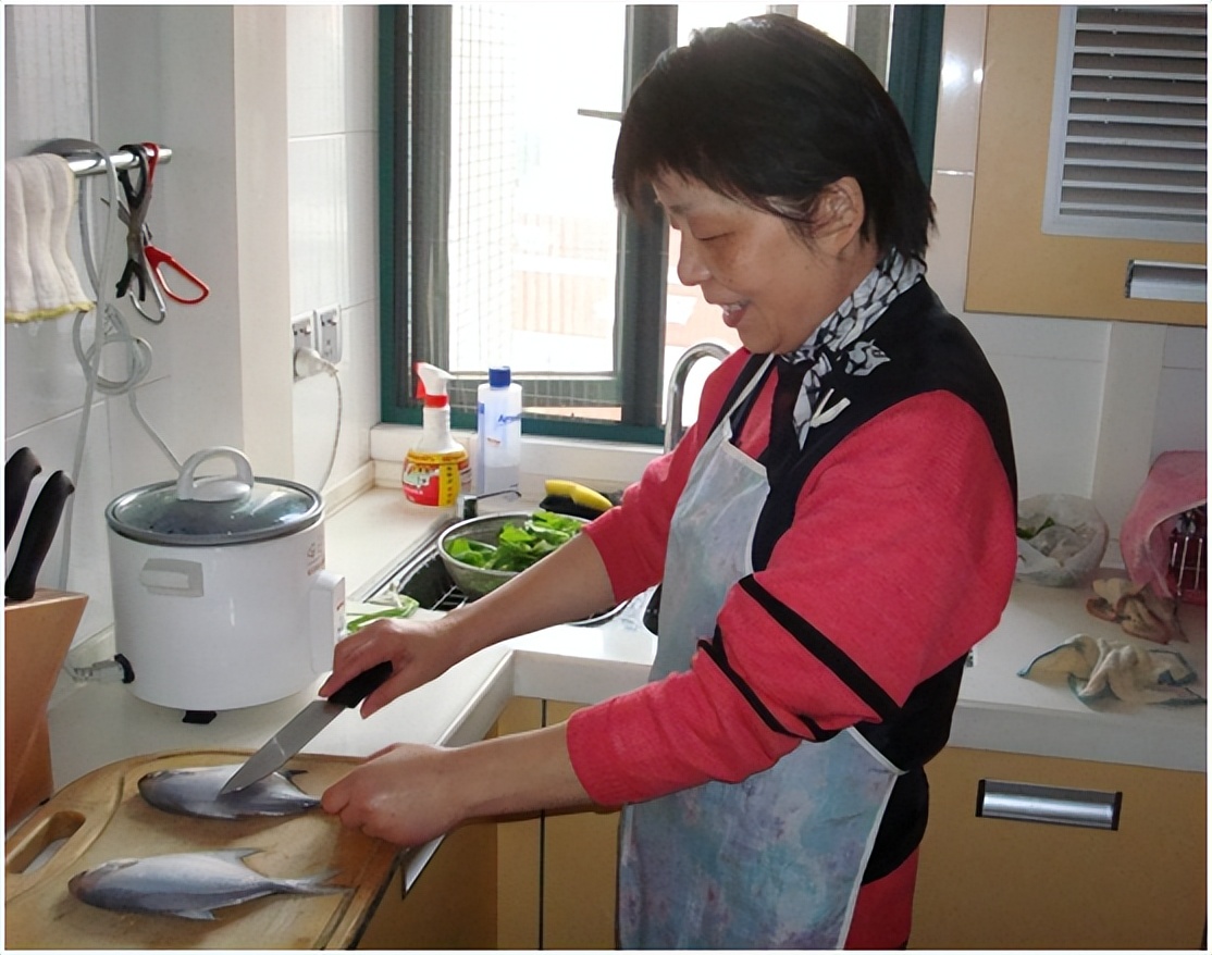 杭州一家人聚餐喝50年茅台,北京一家人吃饭喝酒视频
