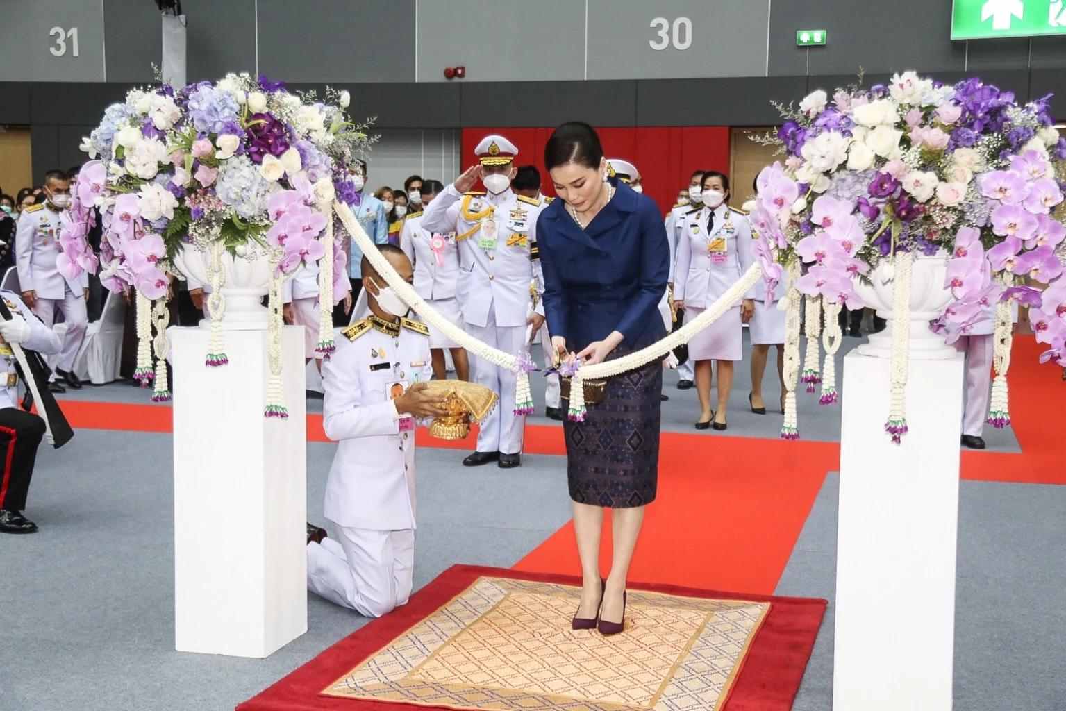 苏提达穿搭越来越新潮,苏提达穿礼服裙佩戴珠宝