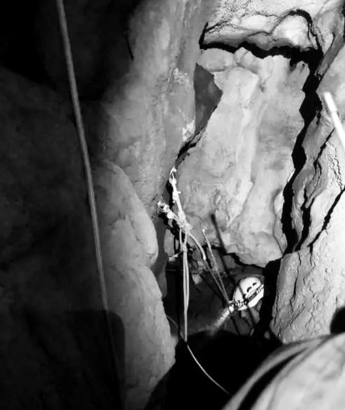 美国男子进入无人区视频,美国男人进入神秘洞穴探险