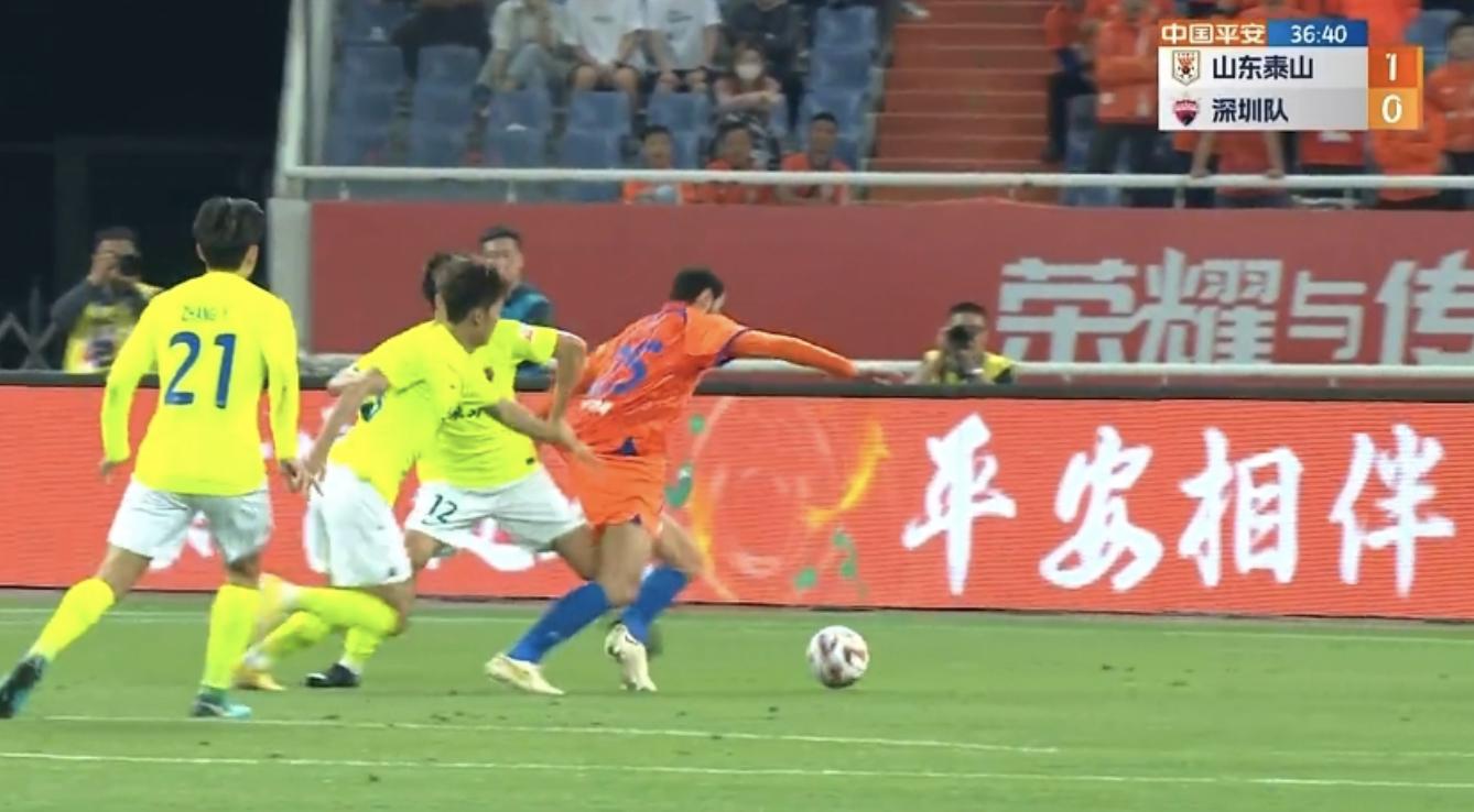 费莱尼被球踢中,费莱尼进球被吹退赛被拉回