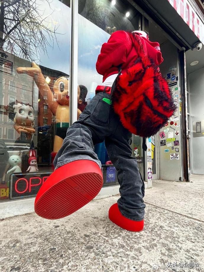 阿童木大红靴为什么火,阿童木的靴子谁给的