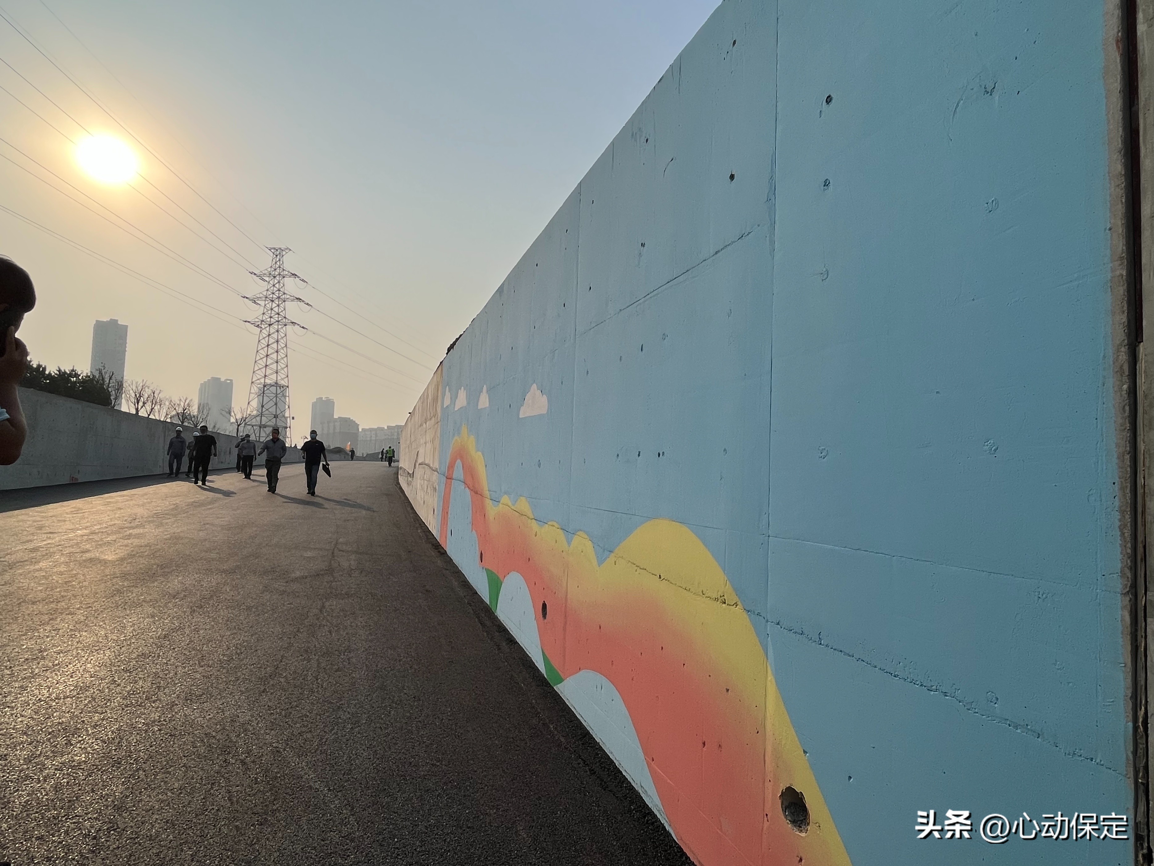 一湾碧水穿城过一幅美景入画来,一湾碧水潺潺