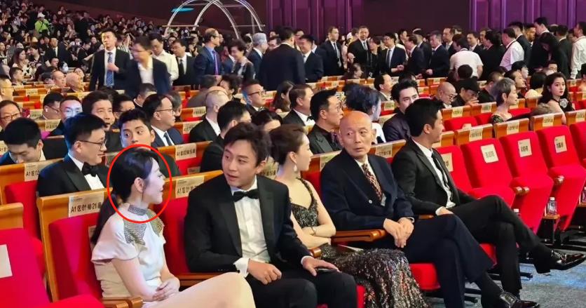 何赛飞获奖后与梁朝伟握手视频,梁朝伟何赛飞金鸡奖