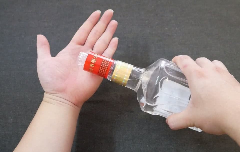 怎么鉴别白酒的好坏是不是粮食酒,白酒如何鉴别纯粮食酒