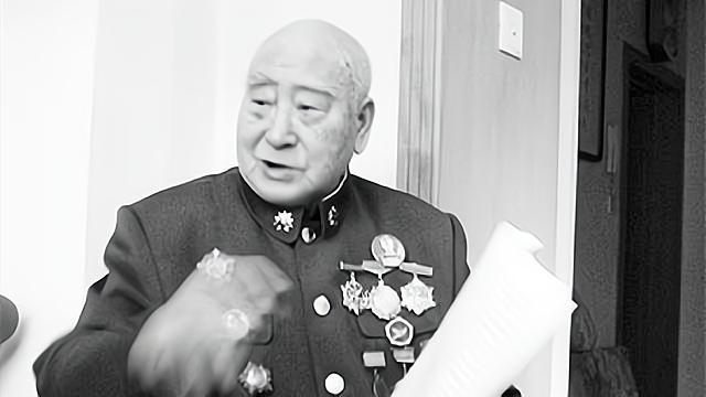 伪军打扫战场救人,战士打扫战场发现鬼子小兵