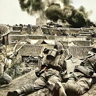 日军*行暴**照片，女子脱衣服让日本人拍摄被*辱侮**致死，惨死野外4