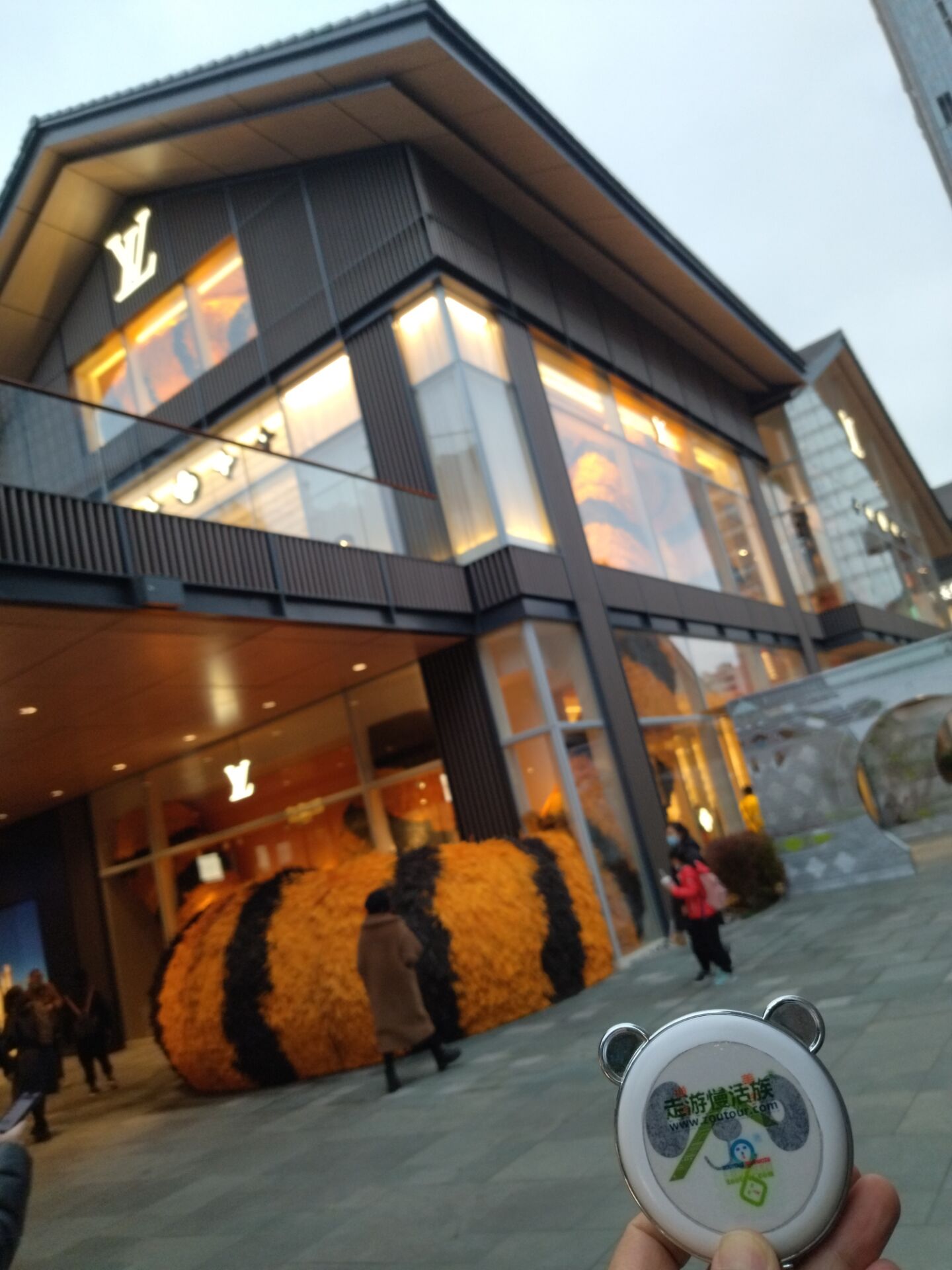 2022元宇宙动态文创设计师成都太古里LV照猫画虎走游慢活族