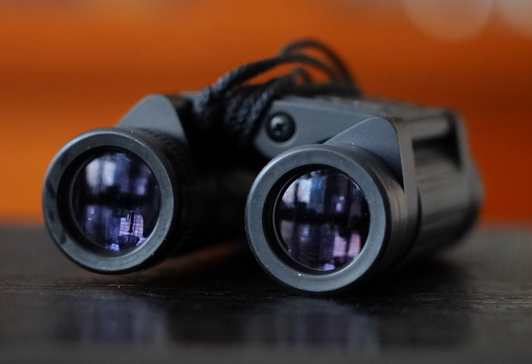 一树梨花压海棠：是*用军**望远镜好？还是名牌望远镜好？