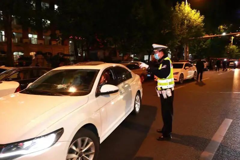 【工作落实年】护校安园保畅通，冰城交警从严规范校园周边停车秩序~送学车辆要注意这几点提示！