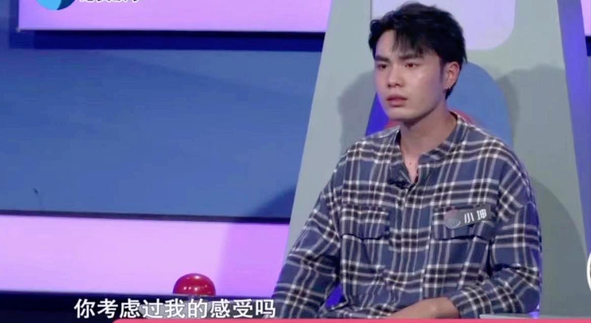 月薪5千背一万的包，女子深夜从酒吧出来，丈夫忍无可忍提离婚