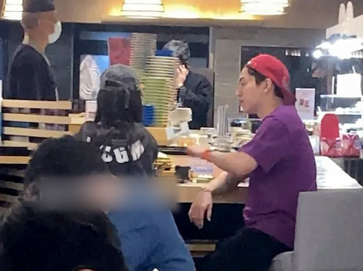 王大陆蔡卓宜高调秀恩爱,甜蜜喂食牵手逛街,交往两年仍在热恋期