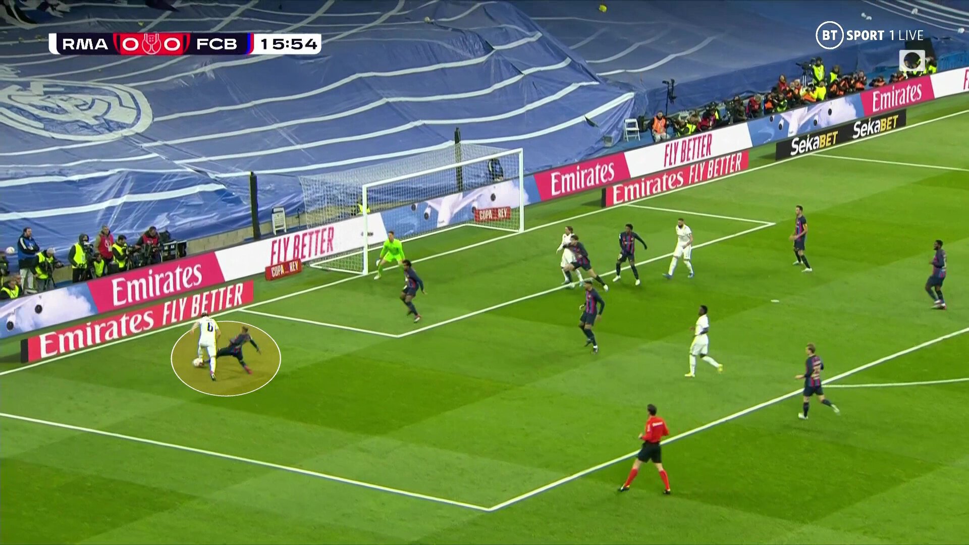 2020-2021西班牙德比皇马vs巴萨,2011国家德比皇马vs巴萨梅西踢看台