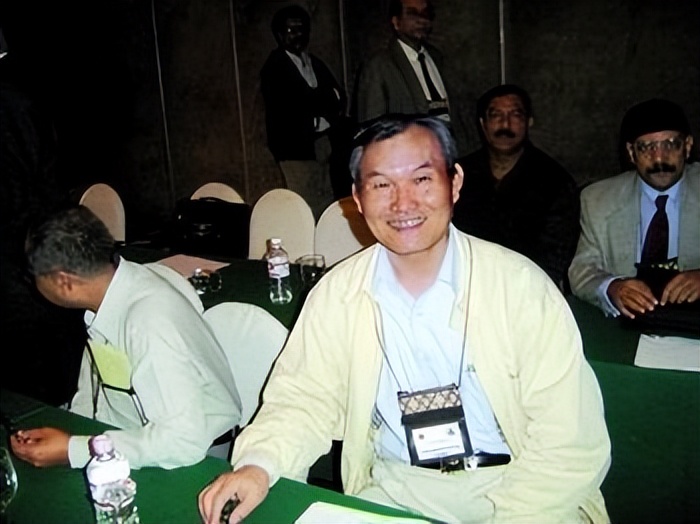 56年上海传染病院来一老农，浑身滚烫口鼻冒血，医生检查表情诡异