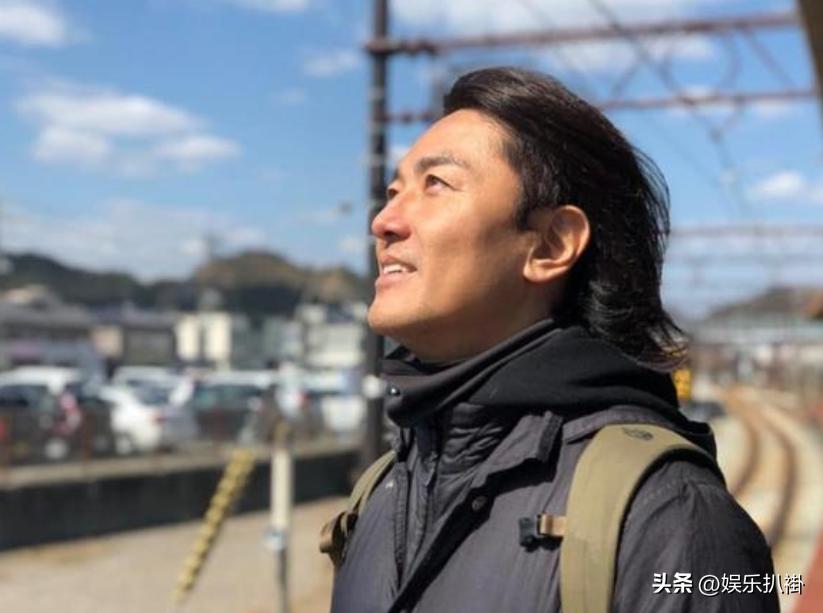 郑伊健54岁变化,54岁郑伊健还在留长发