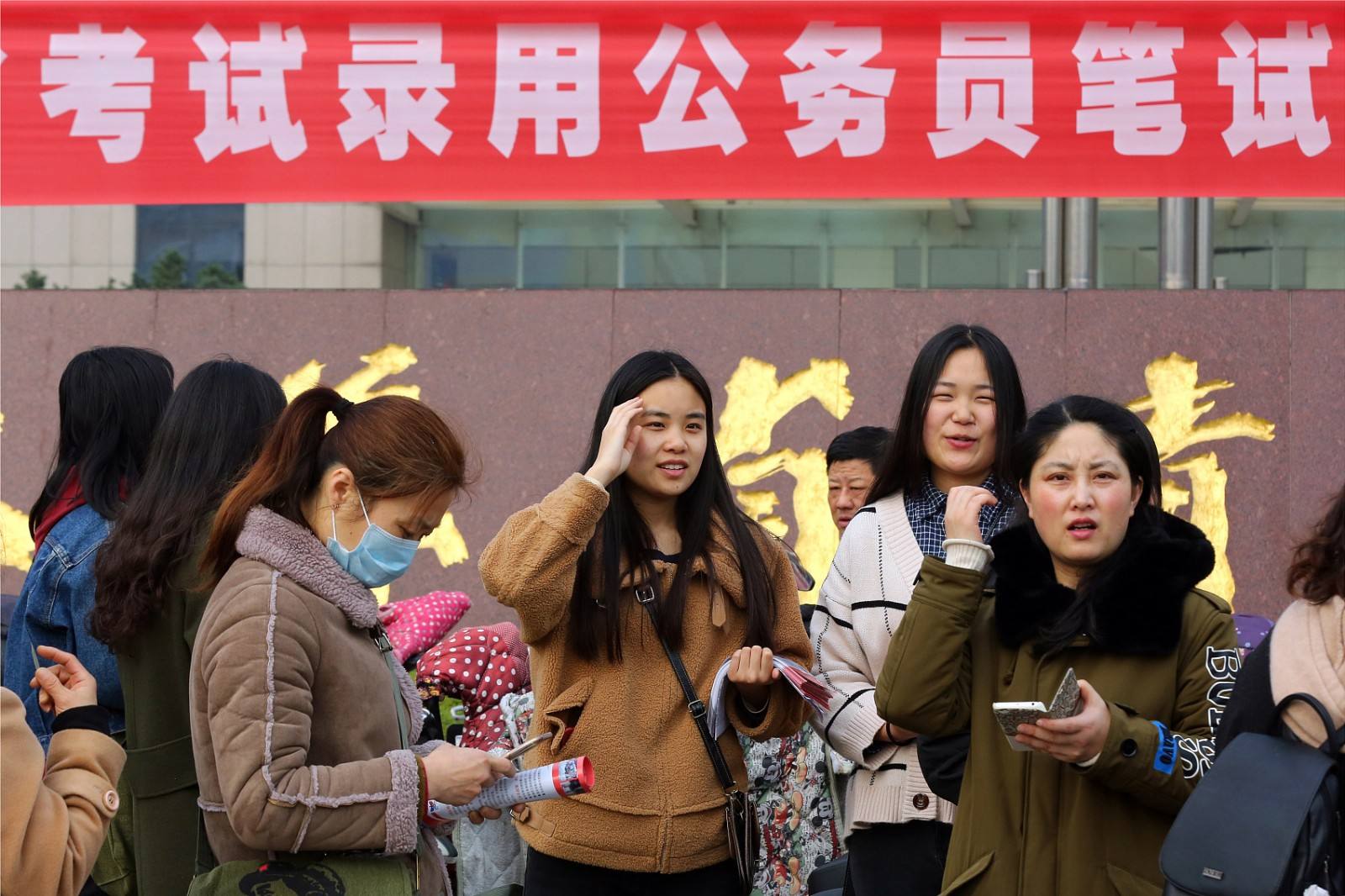 公务员可以自己开发软件做副业吗,公务员到底能做啥副业赚钱