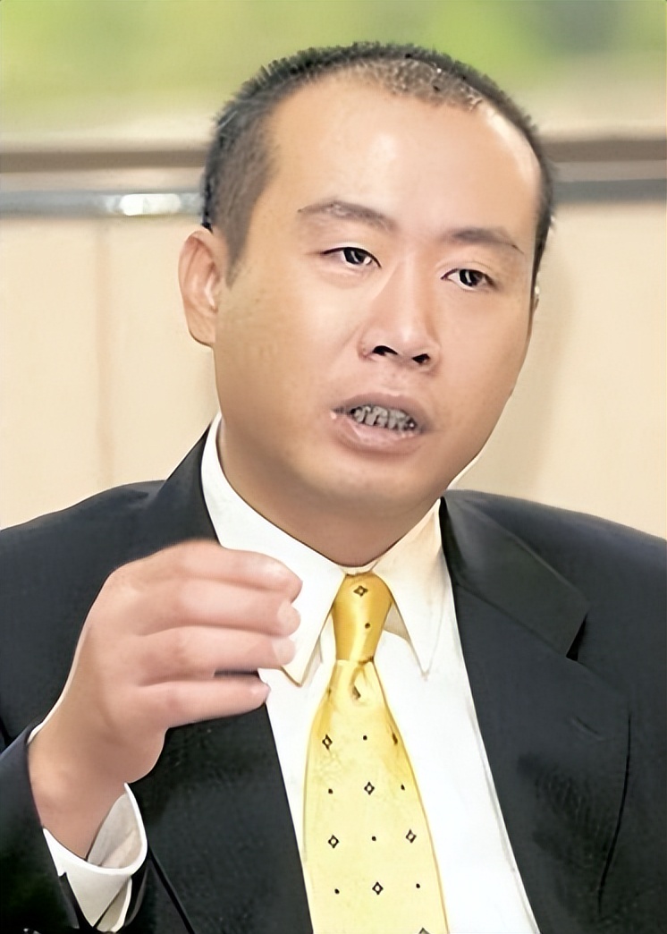 只手遮天向华强：为刘德华撑腰跟周星驰反目，娶走陈岚风生水起