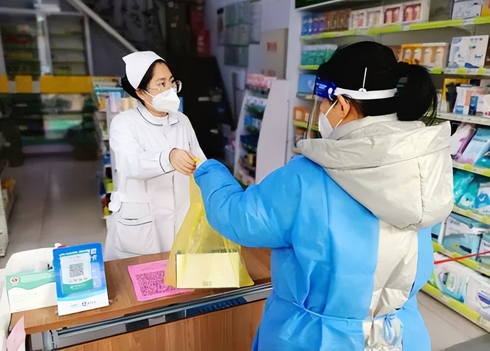 网格员变身快递员爱心服务暖人心,关注社区网格员