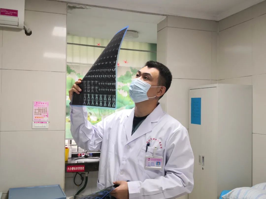 早产儿胃穿孔术后体重长得慢,1.5斤超早产儿出生81天后顺利出院