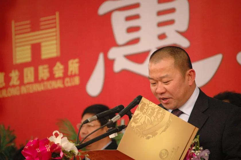 包头首富金利斌：24岁靠摆地摊起家，20年狂赚25亿，44岁选择自杀