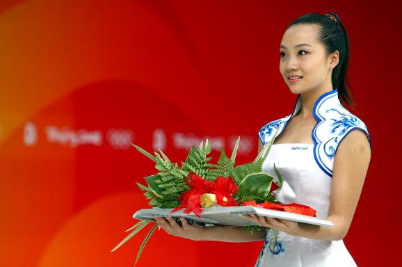 2008奥运会颁奖礼仪小姐视频,08奥运会礼仪小姐今昔何在