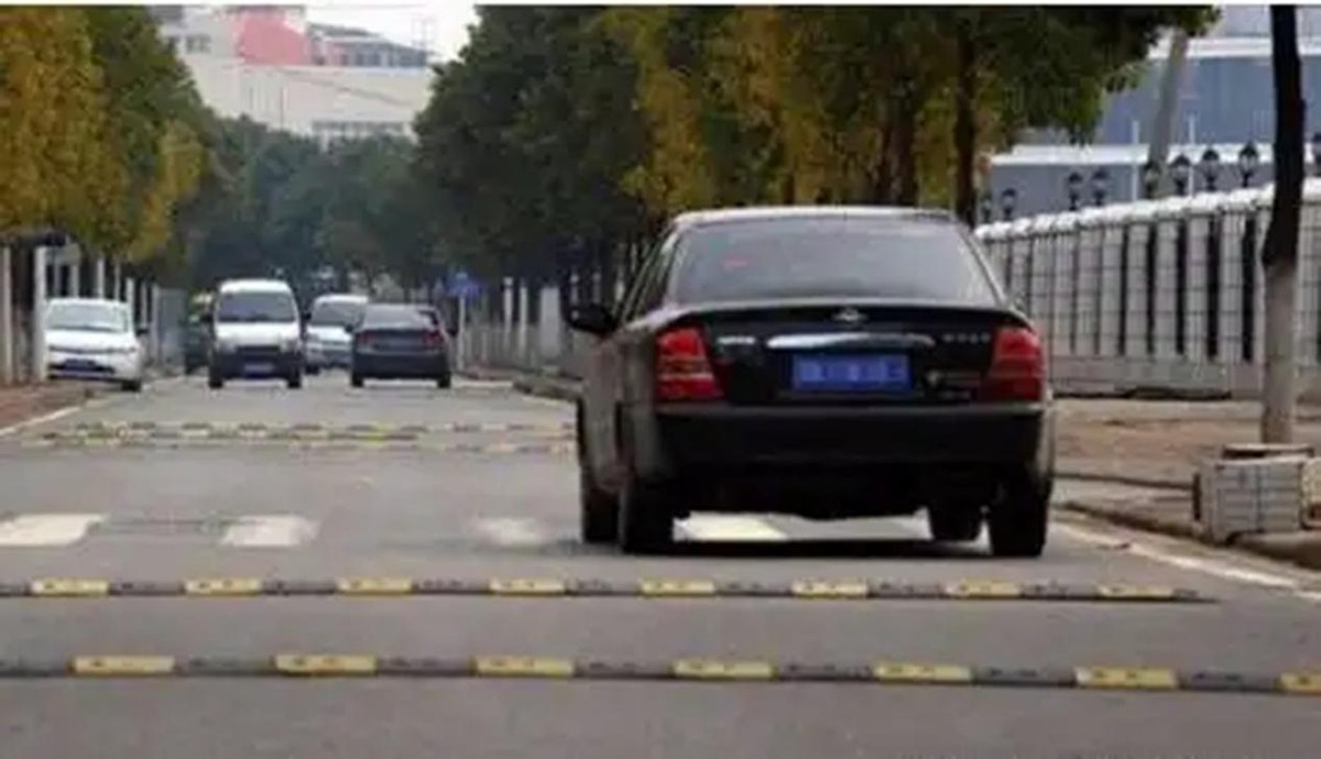 怎样过减速带视频,怎样过减速带才不伤车