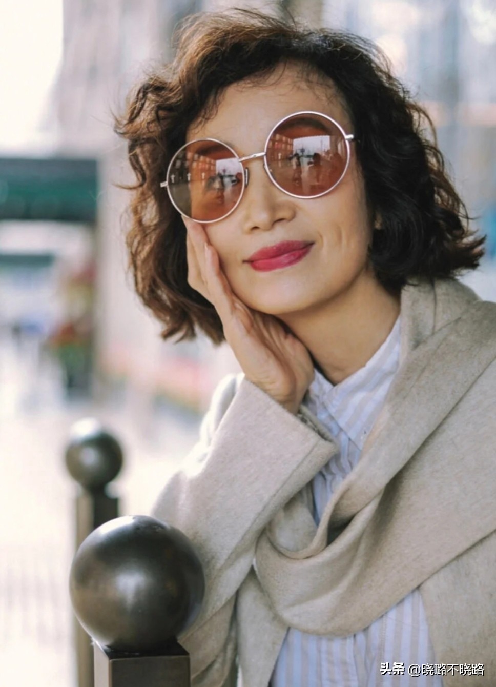 头发不要留黑长直也别留超短发,超短发不显老的烫发