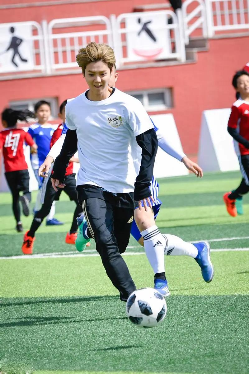 鹿晗关晓彤足球,王思聪谈关晓彤跟鹿晗