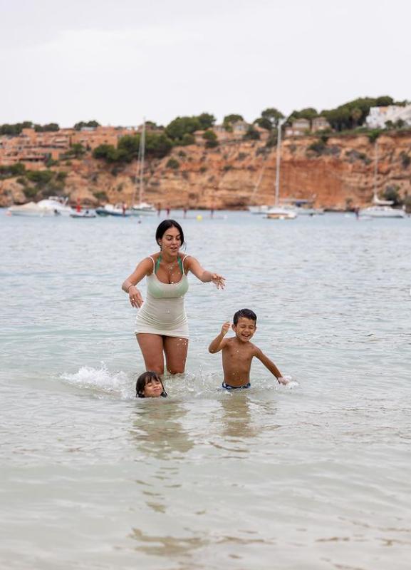 c罗和他的孩子们照片,c罗的爸爸图片