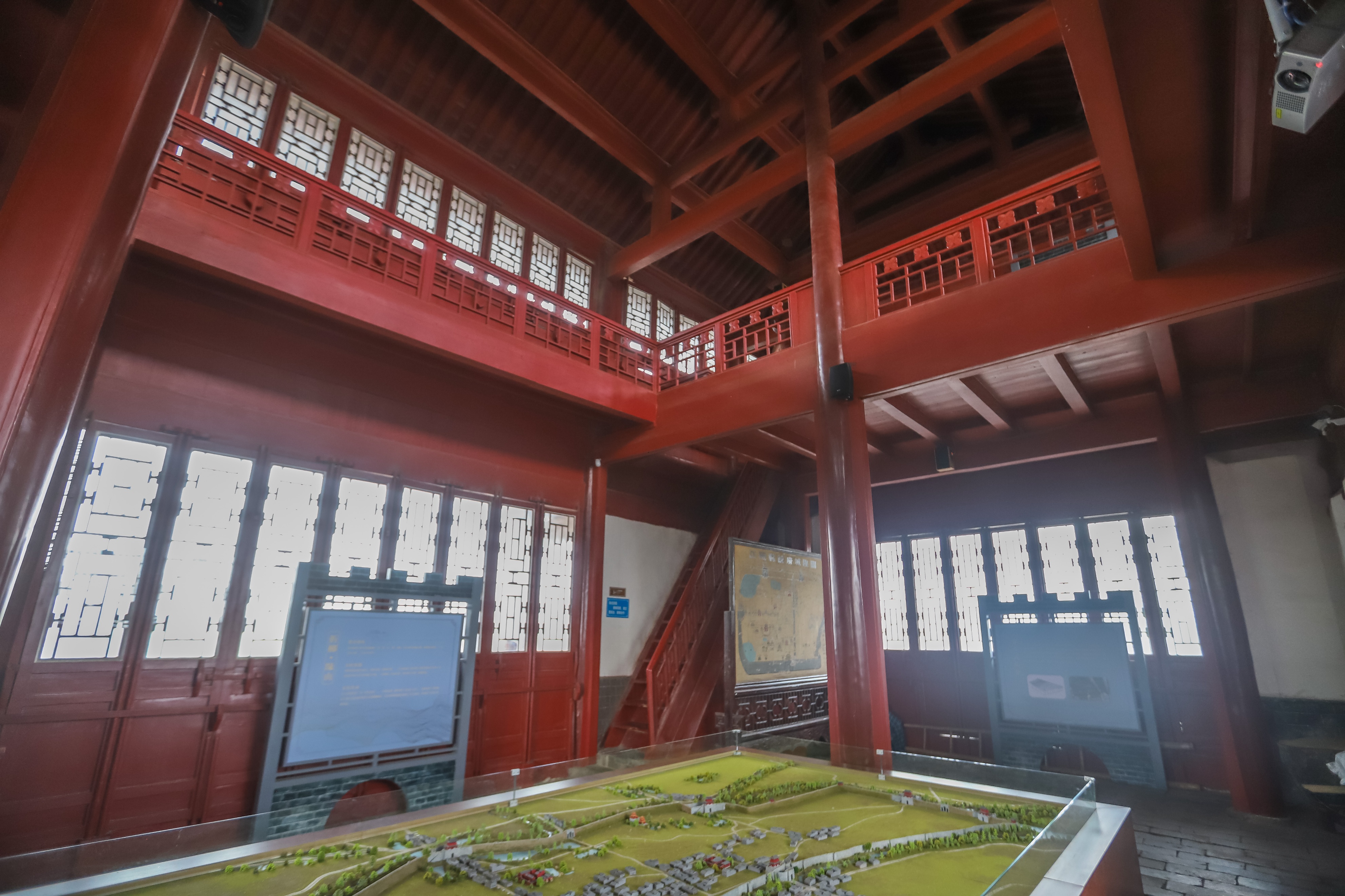 荆州古城墙的历史和照片,襄阳古城墙和荆州古城墙哪个完整