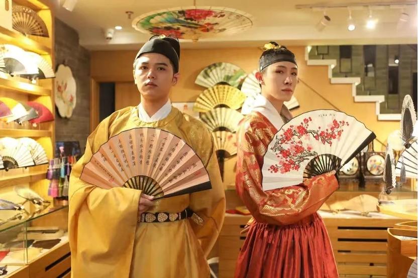 排队消费的火爆场景,年轻人打call主唱