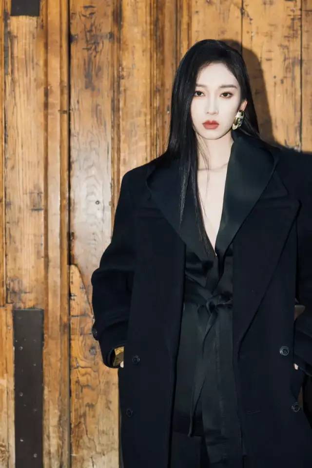 刘雯时隔三年重返时装周首秀,2003后女明星