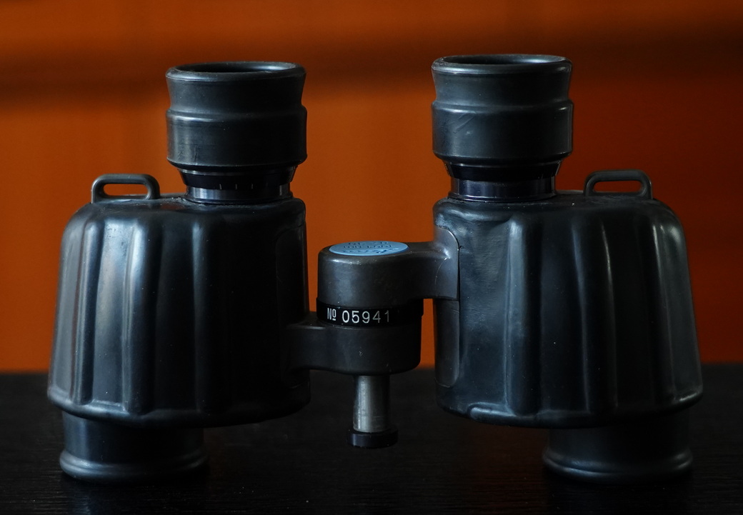 一树梨花压海棠：是*用军**望远镜好？还是名牌望远镜好？