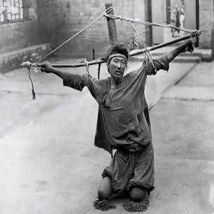 高清老照片：旗人格格大腿岔开豪放洗衣，地主三妻四妾不输女明星