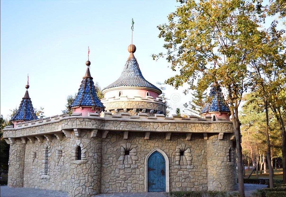 故事：小伙爬巨树进入巨龙巢穴，拯救公主于危难之中.