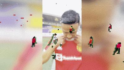 90后小伙酷似梅西,新疆90后足球小伙酷似c罗吃鸡