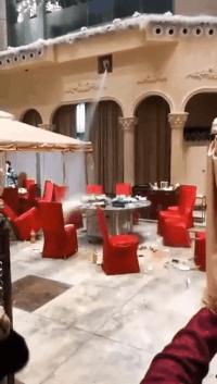 下雪天摔跤容易摔倒哪,下雪地上好滑大家注意安全