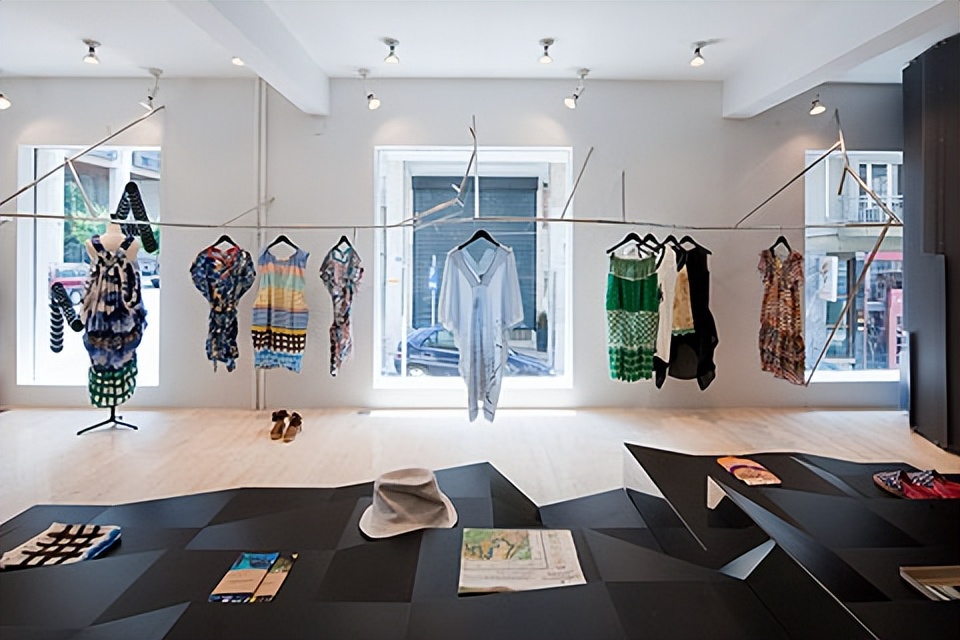 服装店整体店铺色彩排列,服装店装修什么颜色看起来空间大