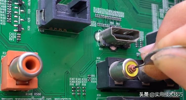 电视机数据线断插孔里怎么取出,电视机av线断在插孔里了怎么办