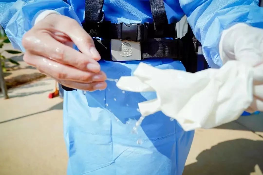 “别动！你手上有条大蜈蚣！”