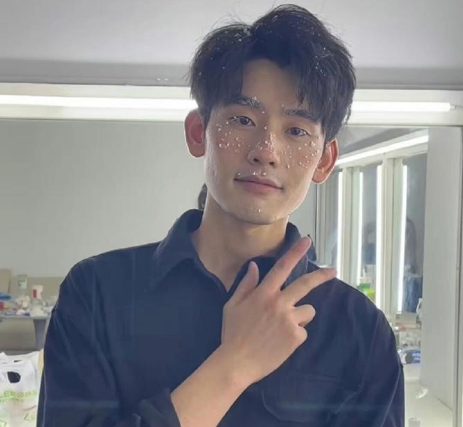 黄凯温柔而强大,黄凯荆棘与尘埃