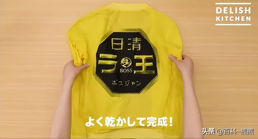 拉面杯里的“神秘肉”，画风太荒唐