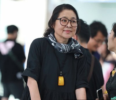 主持春晚13载，和董卿上演回忆杀，用4张白纸“骗”了观众30年