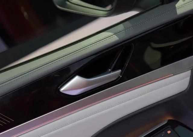 全新贯穿式设计保险杠,这款车的保险杠也很有意思